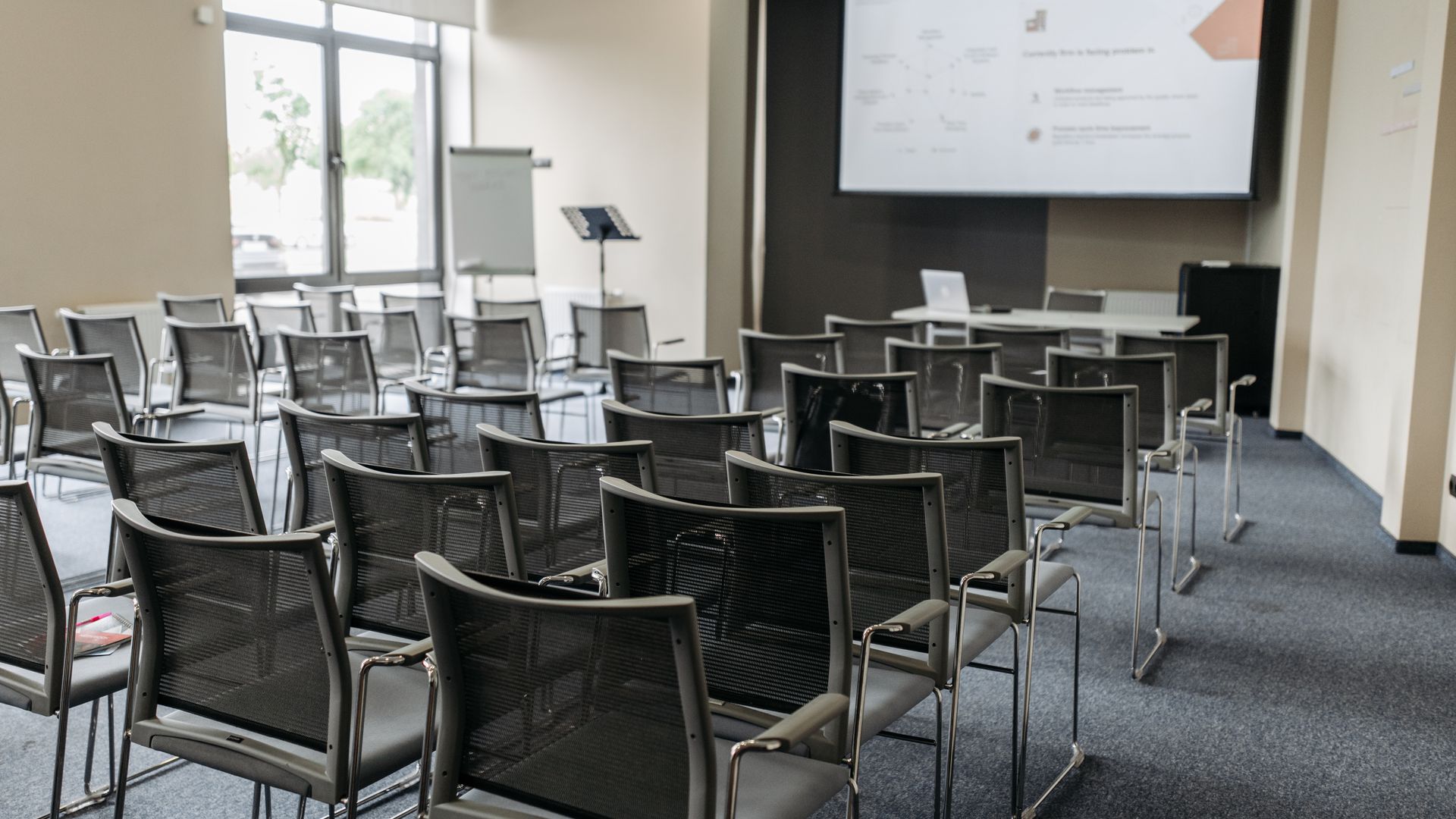 Heller Konferenzraum mit moderner Bestuhlung